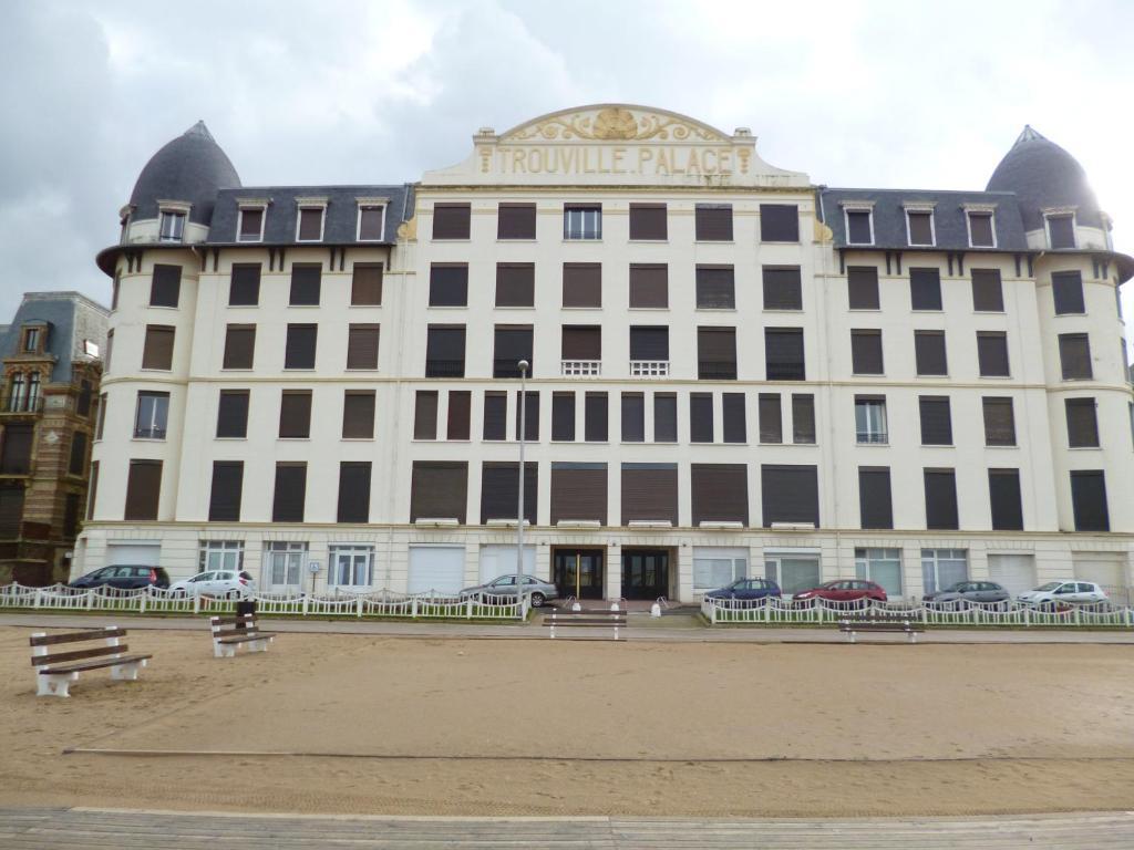 Paradis Les Pieds Sur Le Sable Trouville Palace Exterior photo